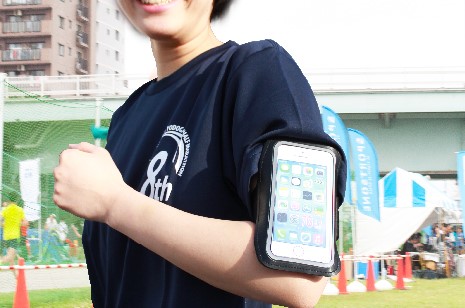 参加賞はランニングアームバンド
